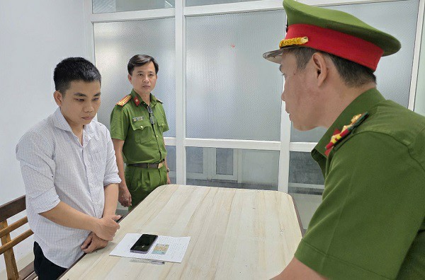 C&ocirc;ng an tống đạt quyết định bắt tạm giam đối với Quang. Ảnh: C&ocirc;ng an Đ&agrave; Nẵng.