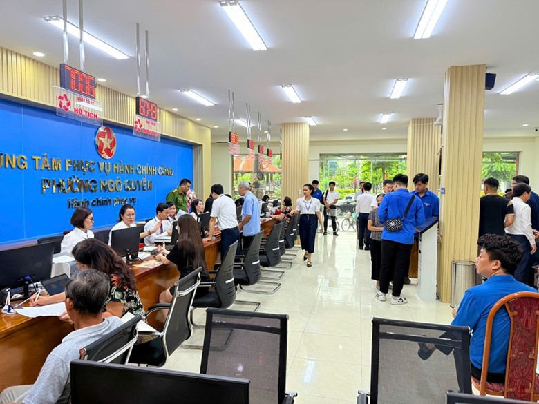 Trung t&acirc;m Phục vụ h&agrave;nh ch&iacute;nh c&ocirc;ng phường Ng&ocirc; Quyền tiếp nhận v&agrave; giải quyết TTHC cho người d&acirc;n.