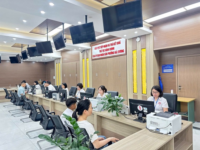 Người d&acirc;n đến l&agrave;m TTHC tại Trung t&acirc;m Phục vụ h&agrave;nh ch&iacute;nh c&ocirc;ng phường Hải Dương.