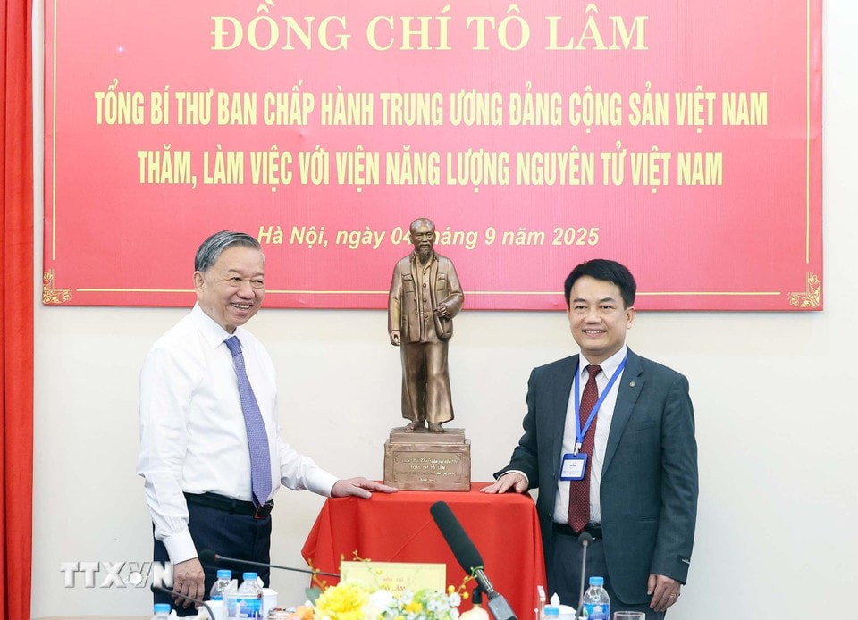 Tổng B&iacute; thư T&ocirc; L&acirc;m tặng bức Tượng Chủ tịch Hồ Ch&iacute; Minh cho Viện Năng lượng Nguy&ecirc;n tử Việt Nam. &nbsp;