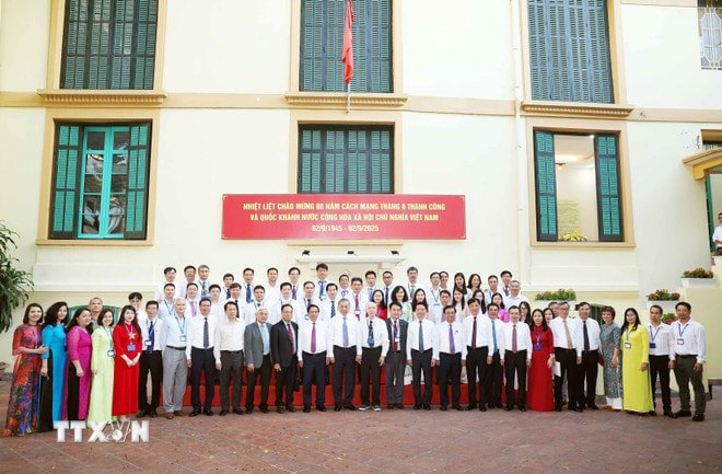 Tổng B&iacute; thư T&ocirc; L&acirc;m, Thủ tướng Phạm Minh Ch&iacute;nh v&agrave; c&aacute;c đại biểu. Ảnh: Thống Nhất/TTXVN. &nbsp;