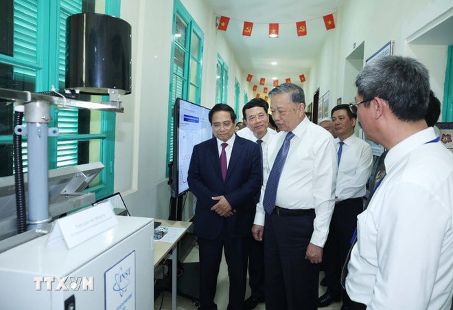 Tổng B&iacute; thư T&ocirc; L&acirc;m, Thủ tướng Phạm Minh Ch&iacute;nh nghe giới thiệu c&aacute;c ứng dụng năng lượng nguy&ecirc;n tử v&igrave; h&ograve;a b&igrave;nh. Ảnh: Thống Nhất/TTXVN. &nbsp;
