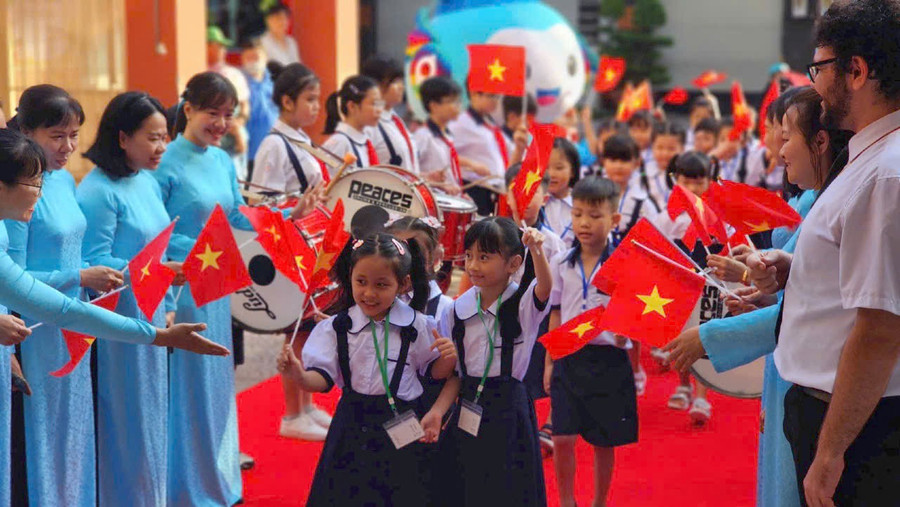 Học sinh ở TP. Hồ Chí Minh háo hức bước vào năm học mới