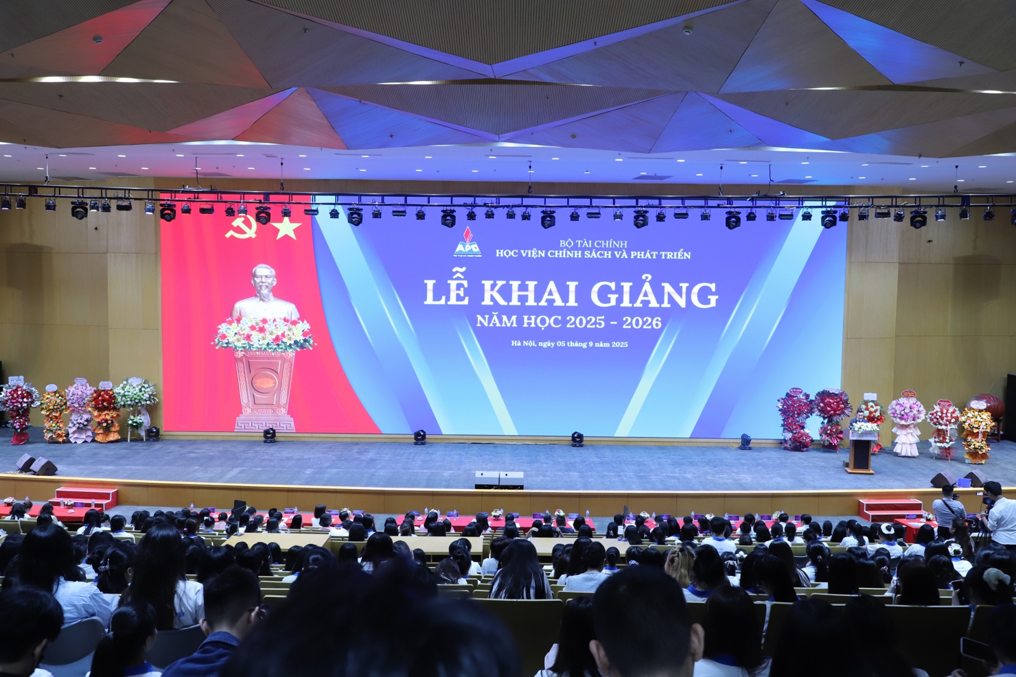 To&agrave;n cảnh Lễ khai giảng năm học mới của Học viện Ch&iacute;nh s&aacute;ch v&agrave; Ph&aacute;t triển.