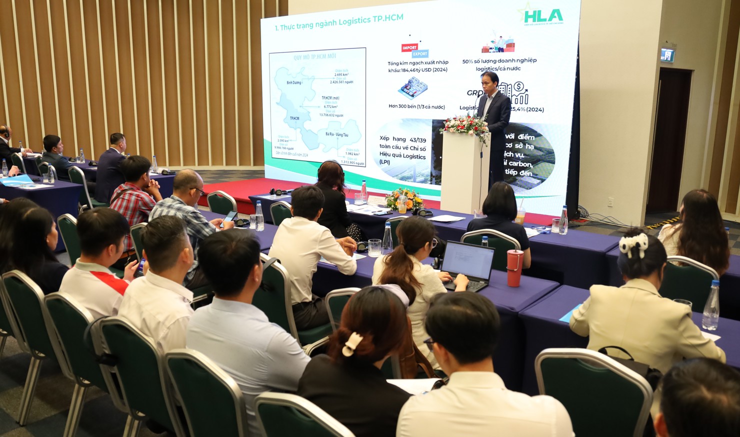 &Ocirc;ng Trương Tấn Lộc chia sẻ tại hội thảo