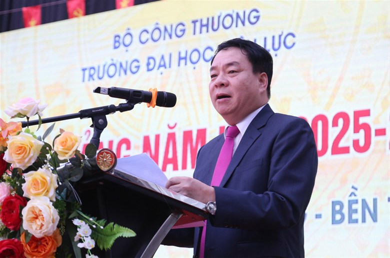 NGƯT.PGS.TS Vũ Đình Ngọ – Bí thư Đảng ủy, Chủ tịch Hội đồng trường phát biểu tại buổi lễ.