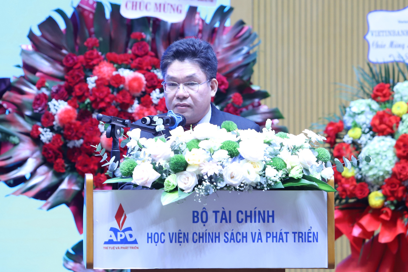 TSKH. Nguyễn Thành Long - Bí thư Đảng ủy, Chủ tịch Hội đồng Học viện Chính sách và Phát triển đọc Diễn văn khai giảng năm học mới.