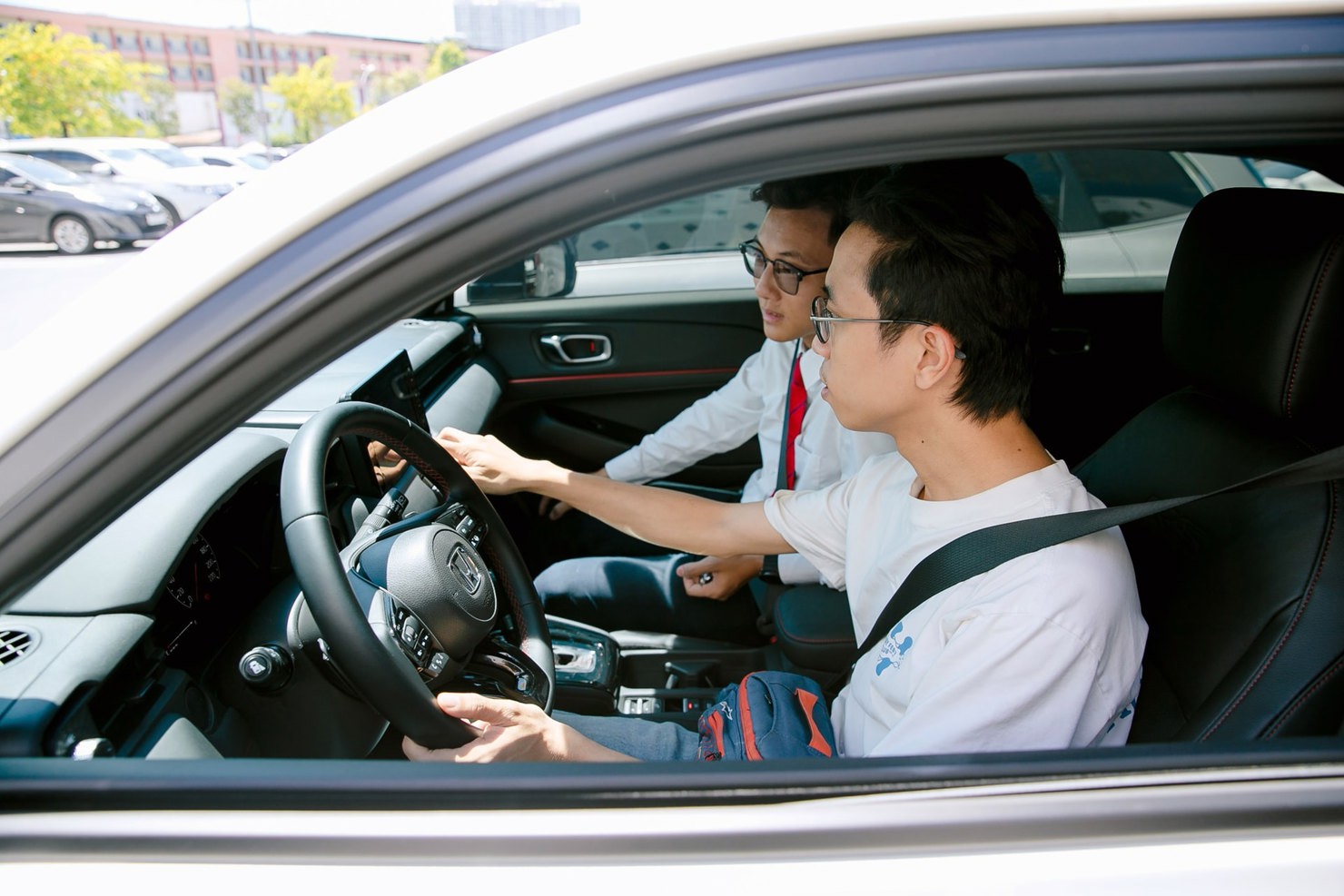 Người mua ô tô đang có xu hướng chờ đợi chính sách cụ thể liên quan tới lộ trình giảm phát thải trước khi ra quyết định "xuống tiền". Ảnh: Hoàng Linh. 