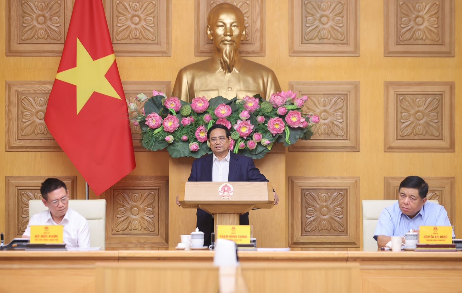 Liên quan triển khai chính quyền địa phương 2 cấp, Thủ tướng nhất trí với đề xuất cần có các giải pháp giải toả áp lực, tăng cường năng lực cho cán bộ cơ sở, đẩy mạnh chuyển đổi số, sắp xếp lại đội ngũ cán bộ hợp lý. Ảnh: VGP/Nhật Bắc