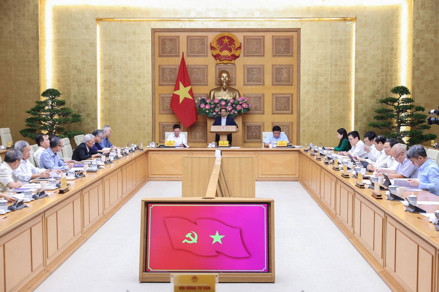 Thủ tướng Phạm Minh Chính làm việc với Hội đồng Tư vấn chính sách. Ảnh: VGP/Nhật Bắc
