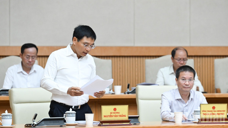 Bộ trưởng Bộ Tài chính Nguyễn Văn Thắng phát biểu tại phiên họp. (Ảnh: Trần Hải)