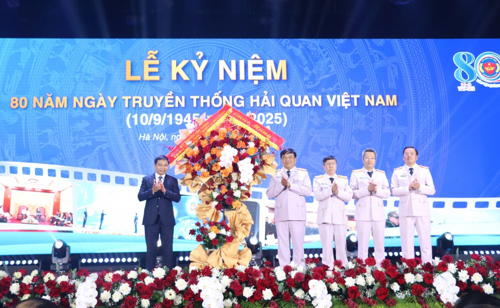 Bộ trưởng Nguyễn Văn Thắng tặng hoa ch&uacute;c mừng kỷ niệm 80 năm Ng&agrave;y truyền thống Hải quan Việt Nam. Ảnh: Quang H&ugrave;ng.