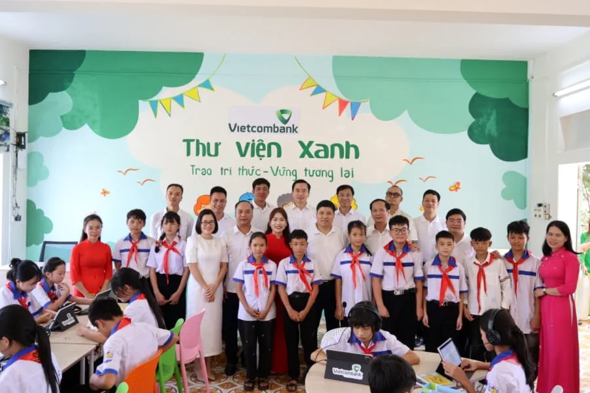 Các đại biểu chụp ảnh cùng các em học sinh Trường THCS Trung Yên tại Thư viện Xanh