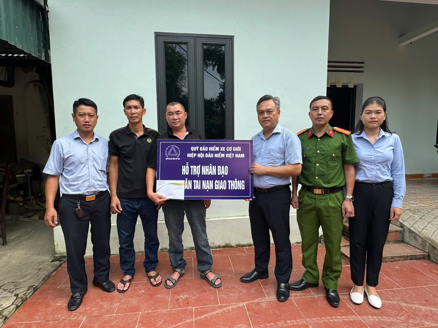 Trao hỗ trợ nh&acirc;n đạo cho gia đ&igrave;nh nạn nh&acirc;n Cao Thu Hiền.