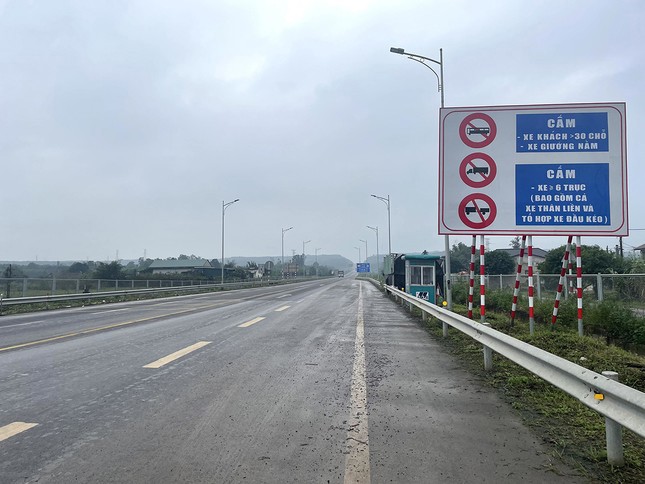 Quốc lộ 15D hoàn tất giúp kết nối thuận lợi với tuyến cao tốc Cam Lộ - La Sơn.