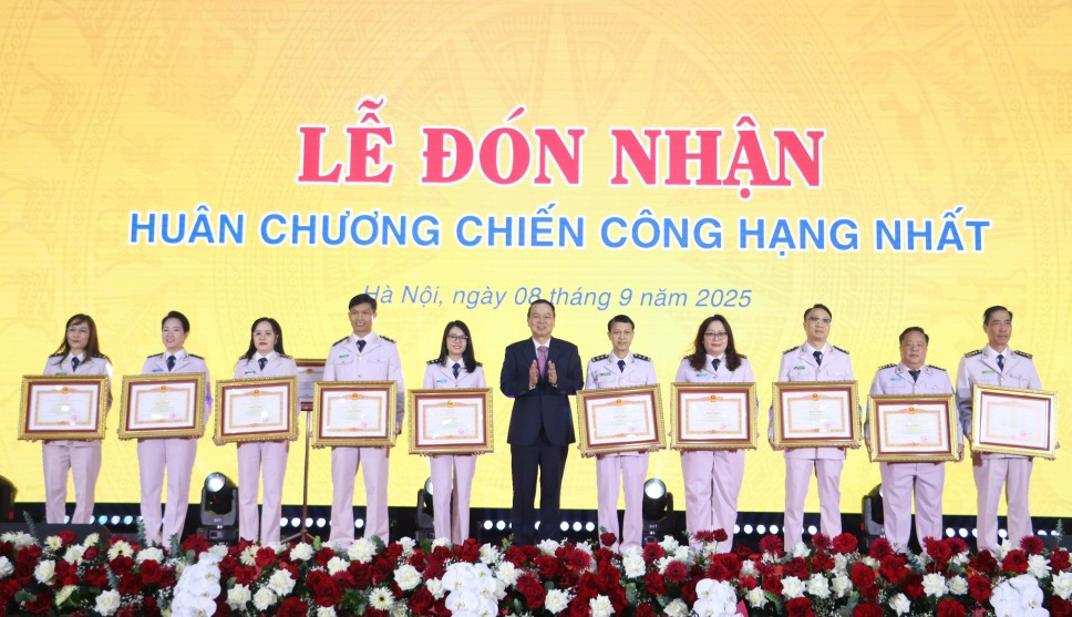 Thứ trưởng Bộ Tài chính Nguyễn Đức Chi trao Bằng khen của Thủ tướng Chính phủ cho 10 cá nhân thuộc và trực thuộc Cục Hải quan