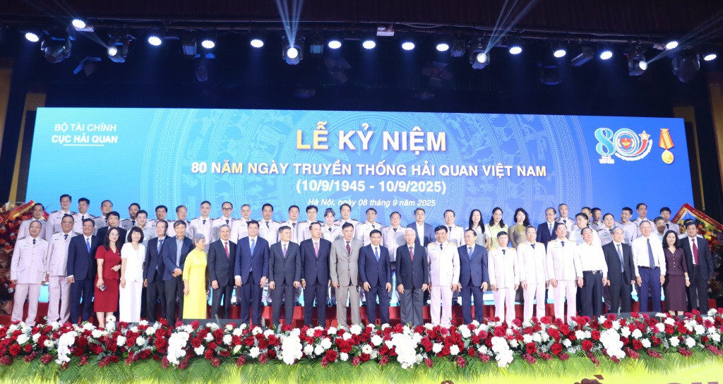 Bộ trưởng Nguyễn Văn Thắng v&agrave; l&atilde;nh đạo Bộ T&agrave;i ch&iacute;nh chụp ảnh lưu niệm với c&aacute;c thế hệ l&atilde;nh đạo của Hải quan Việt Nam. Ảnh: Quang H&ugrave;ng.