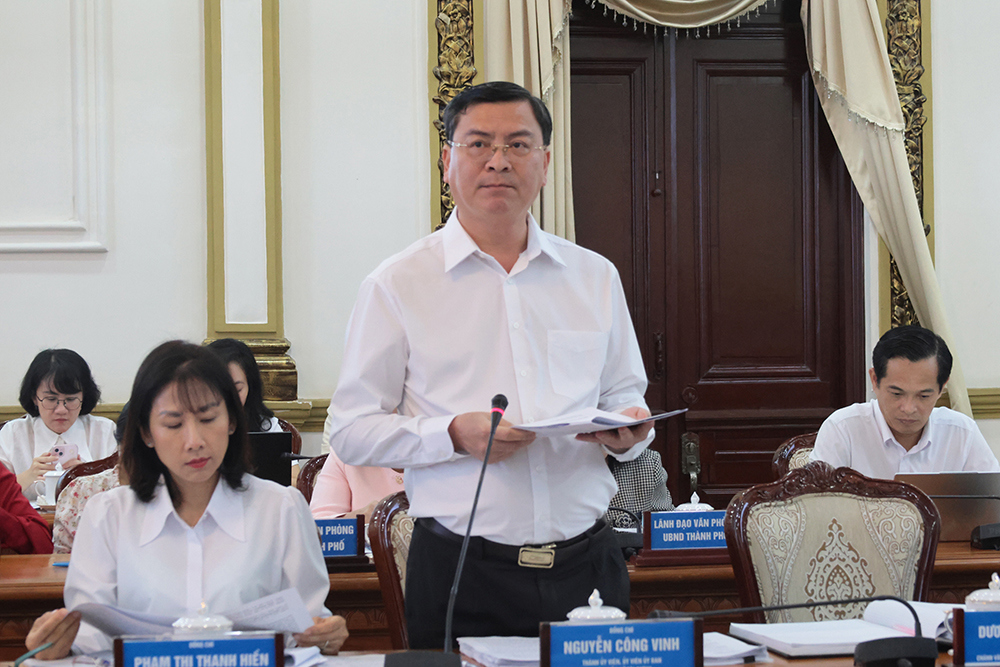 &Ocirc;ng Nguyễn C&ocirc;ng Vinh- Gi&aacute;m đốc Sở T&agrave;i ch&iacute;nh TP. Hồ Ch&iacute; Minh b&aacute;o c&aacute;o tại phi&ecirc;n họp