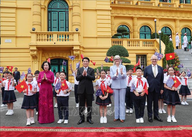 Chủ tịch nước Lương Cường v&agrave; Phu nh&acirc;n Nguyễn Thị Minh Nguyệt c&ugrave;ng To&agrave;n quyền Australia Sam Mostyn v&agrave; Phu qu&acirc;n Simeon Beckett với thiếu nhi Thủ đ&ocirc; H&agrave; Nội. Ảnh: TTXVN