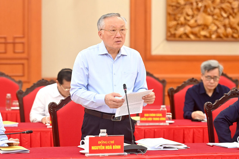 Phó Thủ tướng Thường trực Chính phủ Nguyễn Hòa Bình trình bày báo cáo tại cuộc làm việc. (Ảnh: ĐĂNG KHOA). 