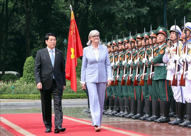 Chủ tịch nước Lương Cường v&agrave; To&agrave;n quyền Australia Sam Mostyn duyệt đội danh dự Qu&acirc;n đội nh&acirc;n d&acirc;n Việt Nam. Ảnh: L&acirc;m Kh&aacute;nh/TTXVN