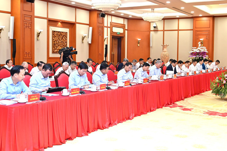 Ban Thường vụ Đảng ủy Chính phủ tham dự cuộc làm việc. (Ảnh: ĐĂNG KHOA). 