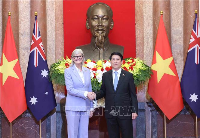 Chủ tịch nước Lương Cường v&agrave; To&agrave;n quyền Australia Sam Mostyn chụp ảnh chung. Ảnh: TTXVN