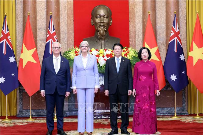 Chủ tịch nước Lương Cường v&agrave; Phu nh&acirc;n Nguyễn Thị Minh Nguyệt c&ugrave;ng To&agrave;n quyền Australia Sam Mostyn v&agrave; Phu qu&acirc;n Simeon Beckett chụp ảnh chung. Ảnh: TTXVN