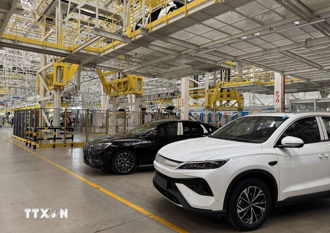 Xưởng lắp r&aacute;p xe &ocirc;t&ocirc; của h&atilde;ng BYD, Trung Quốc. (Ảnh: C&ocirc;ng Tuy&ecirc;n/TTXVN) .