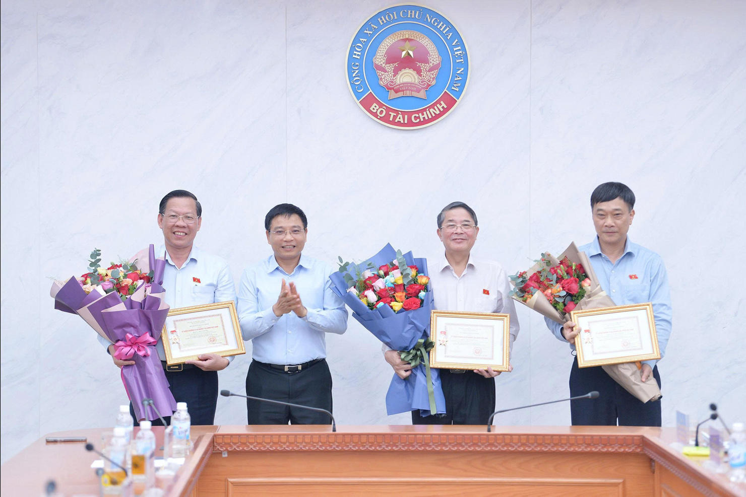 Bộ trưởng Nguyễn Văn Thắng trao tặng Kỷ niệm chương Vì sự nghiệp tài chính đối với Phó Chủ tịch Quốc hội Nguyễn Đức Hải, Phó Chủ tịch Quốc hội Vũ Hồng Thanh và Chủ nhiệm Ủy ban Kinh tế và Tài chính Phan Văn Mãi.