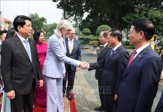 Chủ tịch nước Lương Cường giới thiệu th&agrave;nh vi&ecirc;n đo&agrave;n Việt Nam với To&agrave;n quyền Australia Sam Mostyn. Ảnh: L&acirc;m Kh&aacute;nh/ TTXVN