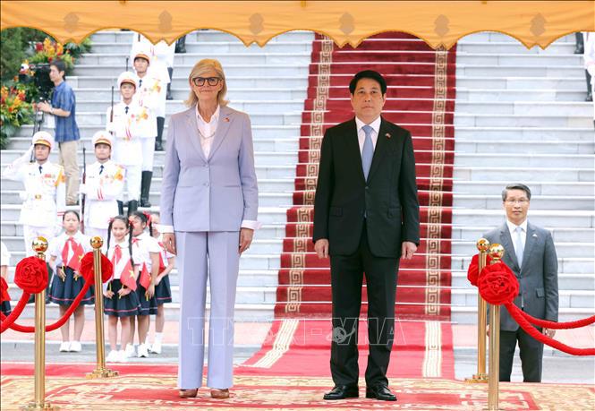 Chủ tịch nước Lương Cường v&agrave; To&agrave;n quyền Australia Sam Mostyn tr&ecirc;n bục danh dự trong khi Qu&acirc;n nhạc cử Quốc thiều hai nước. Ảnh: TTXVN