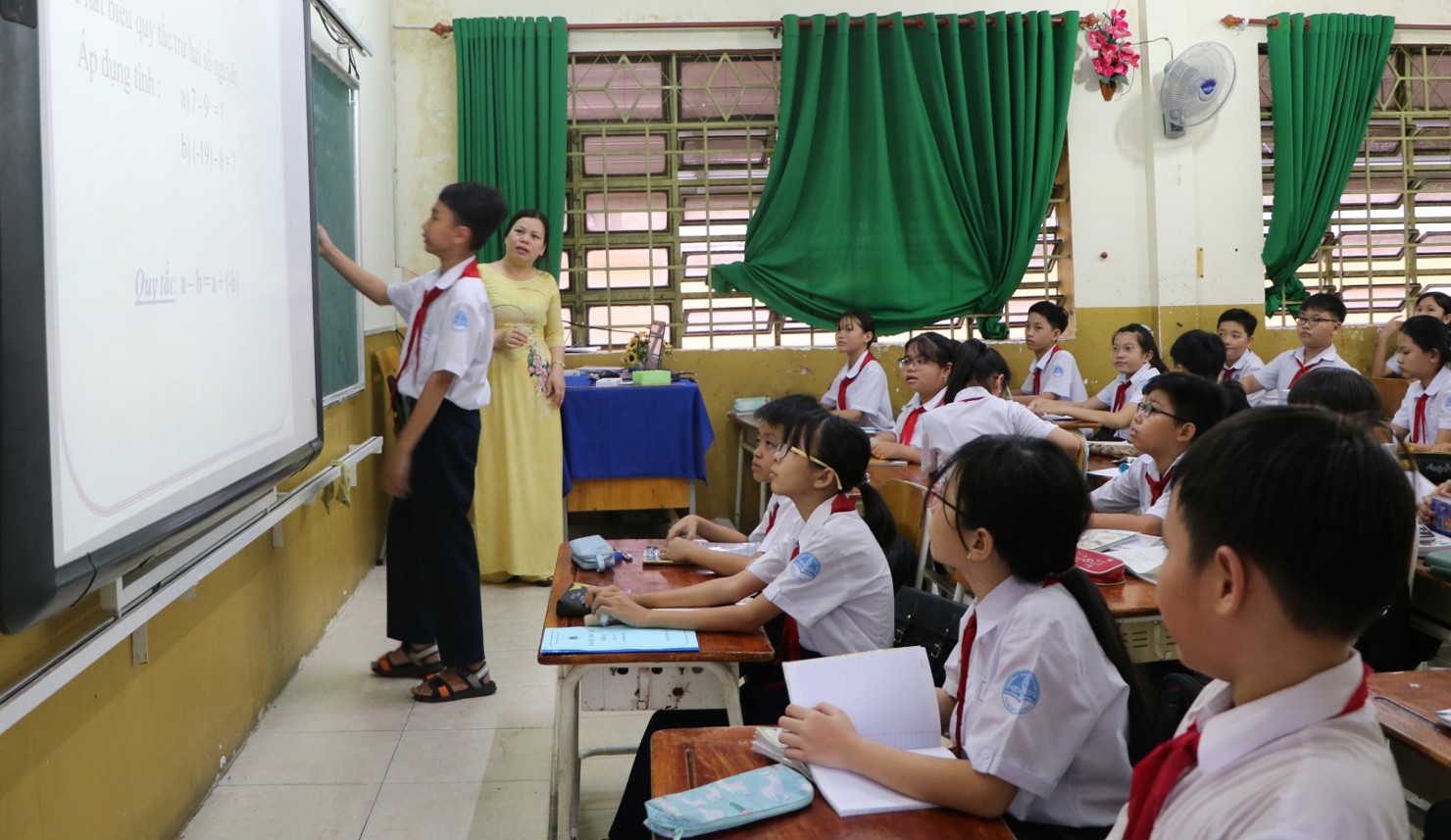 Dạy 2 buổi/ngày phải được tổ chức linh hoạt, phù hợp với tình hình và điều kiện thực tế . Ảnh: A.S
