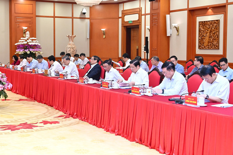 Tập thể Bộ Ch&iacute;nh trị l&agrave;m việc với Ban Thường vụ Đảng ủy Quốc hội. (Ảnh: ĐĂNG KHOA). &nbsp;