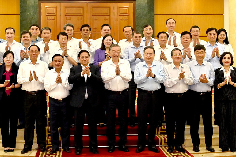Tổng B&iacute; thư T&ocirc; L&acirc;m v&agrave; c&aacute;c đồng ch&iacute; l&atilde;nh đạo Đảng, Nh&agrave; nước với Ban Thường vụ Đảng ủy Quốc hội. (Ảnh: ĐĂNG KHOA). &nbsp;