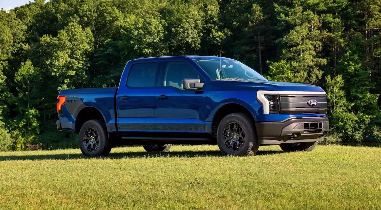 F-150 Lightning tiếp tục l&agrave; "&aacute;t chủ b&agrave;i" của Ford tr&ecirc;n s&acirc;n chơi xe điện. Ảnh: Ford