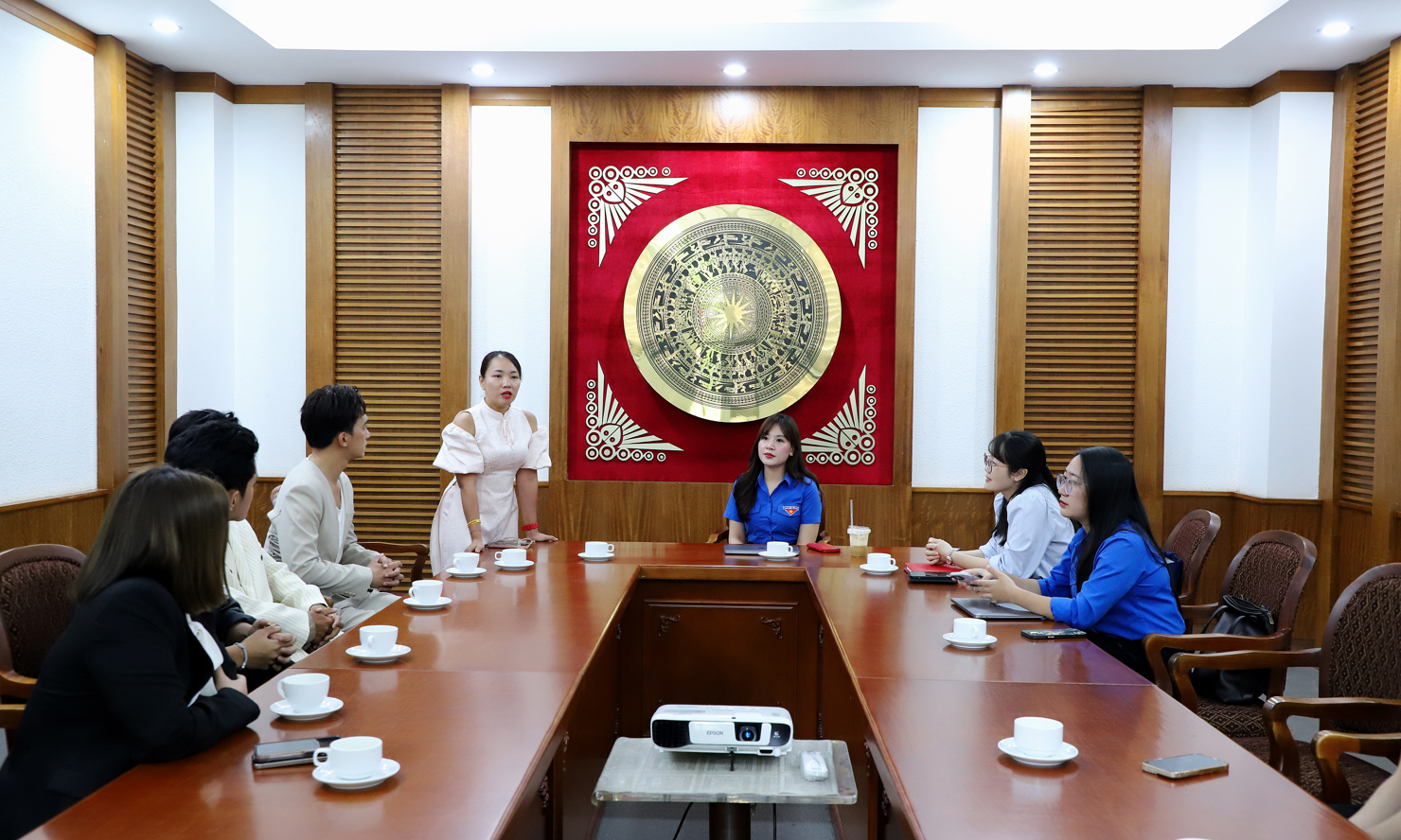 Buổi gặp mặt giữa đại diện Đo&agrave;n Thanh ni&ecirc;n Bộ&nbsp;Văn h&oacute;a, Thể thao v&agrave; Du lịch, Bộ T&agrave;i ch&iacute;nh v&agrave; c&aacute;c diễn vi&ecirc;n trong phim "Mưa Đỏ".