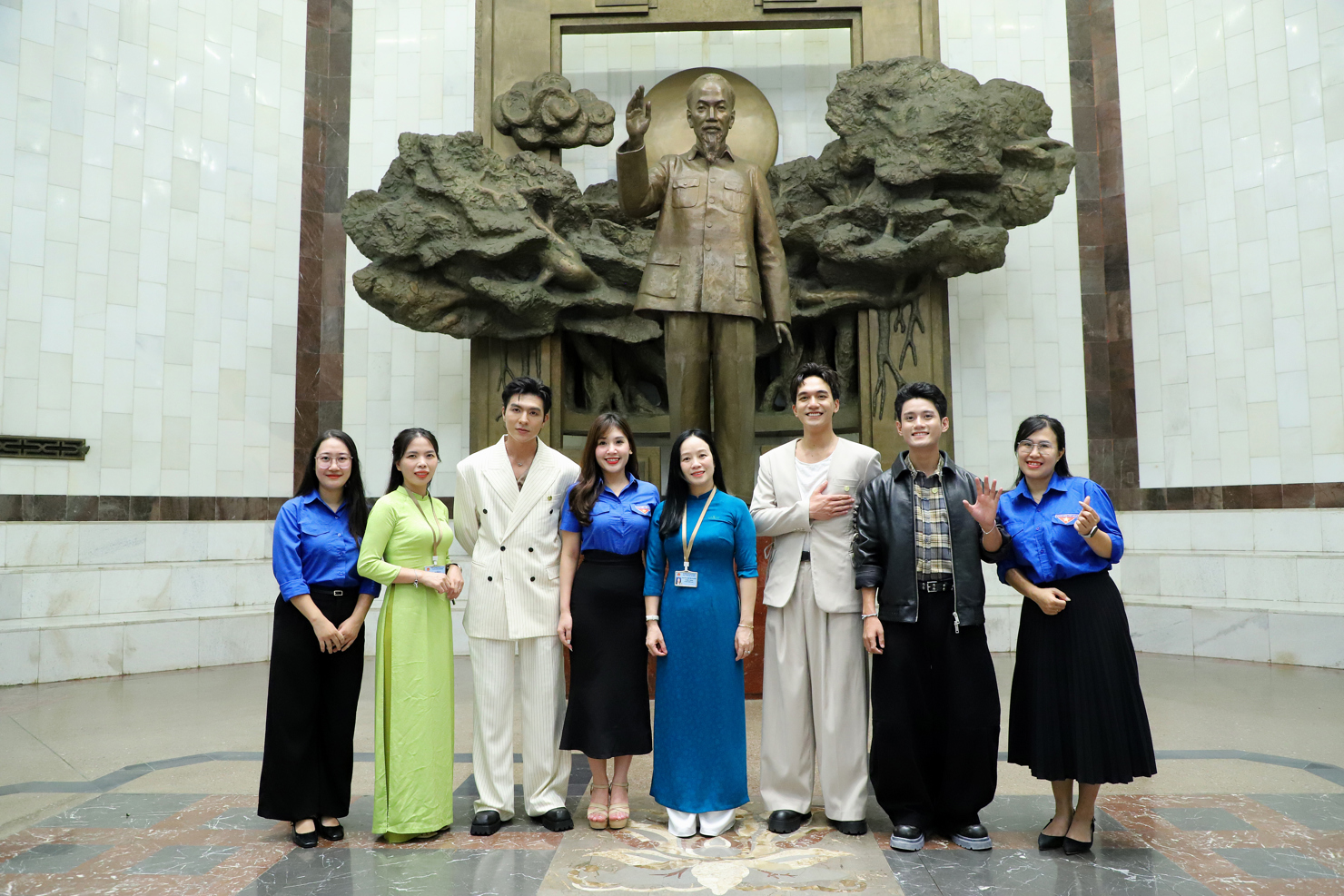 Đại diện Bảo t&agrave;ng Hồ Ch&iacute; Minh v&agrave; Đo&agrave;n Thanh ni&ecirc;n Bộ Văn h&oacute;a, Thể thao v&agrave; Du lịch trao tặng Huy hiệu B&aacute;c Hồ cho c&aacute;c diễn vi&ecirc;n.