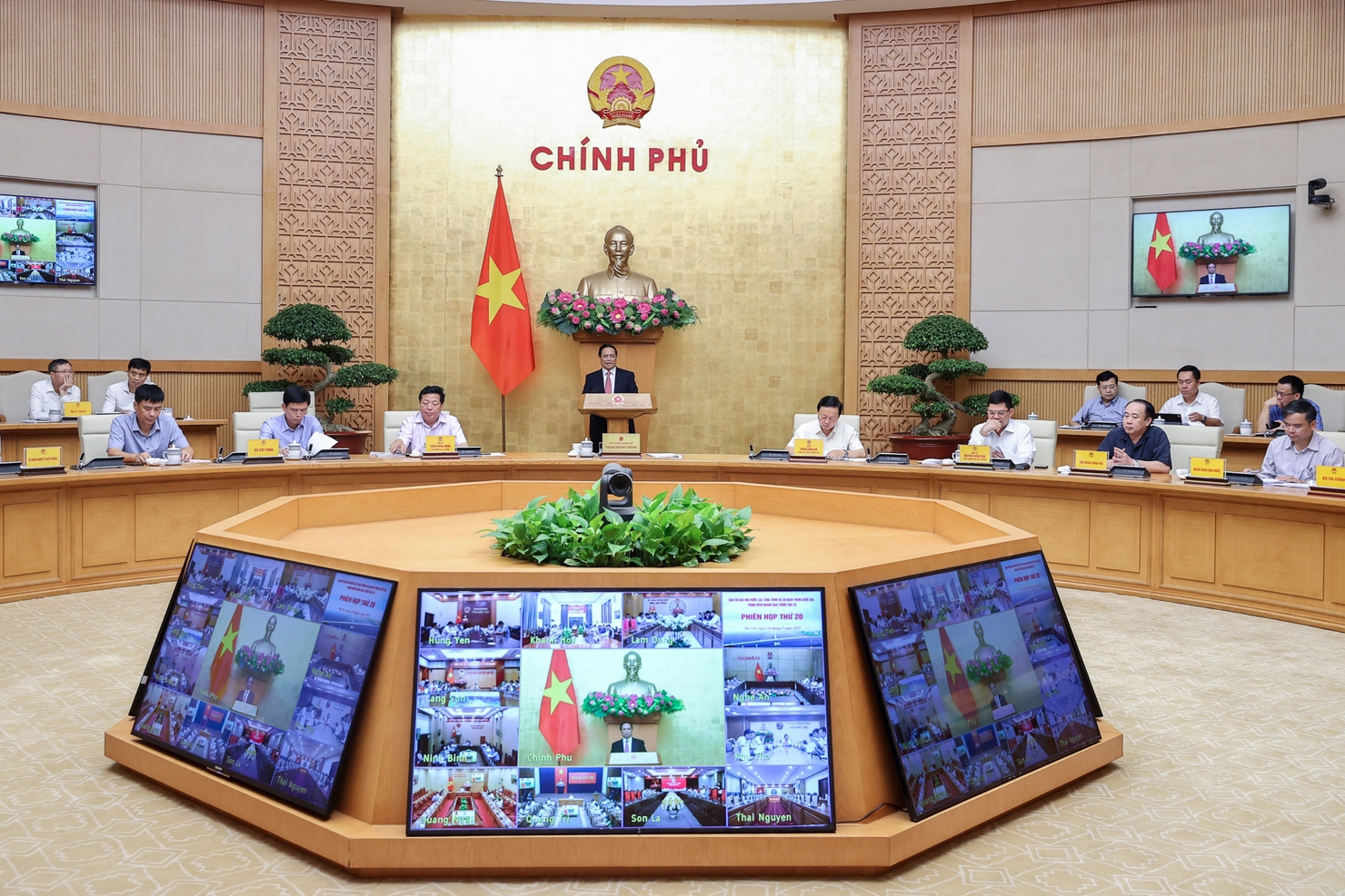 Thủ tướng nêu rõ, để đạt mục tiêu tăng trưởng kinh tế 8,3-8,5% trong năm 2025, một trong những động lực là thúc đẩy đầu tư công. Ảnh: VGP/Nhật Bắc