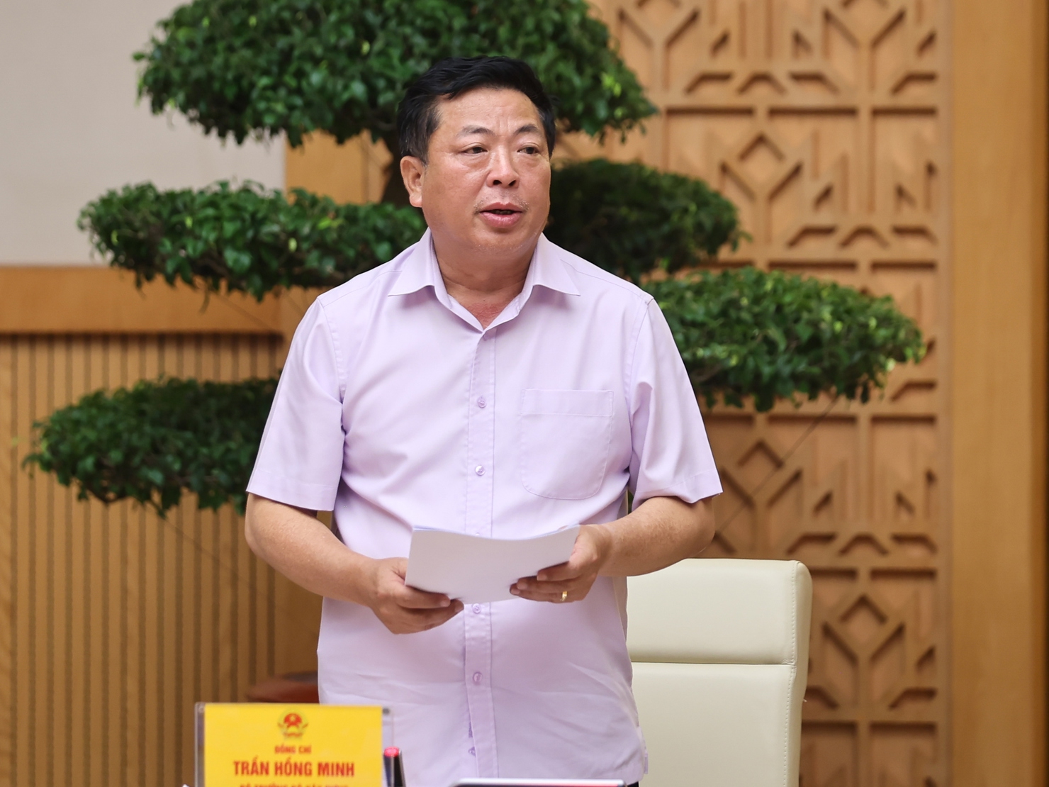 Bộ trưởng Bộ Xây dựng Trần Hồng Minh báo cáo tại phiên họp. Ảnh: VGP/Nhật Bắc