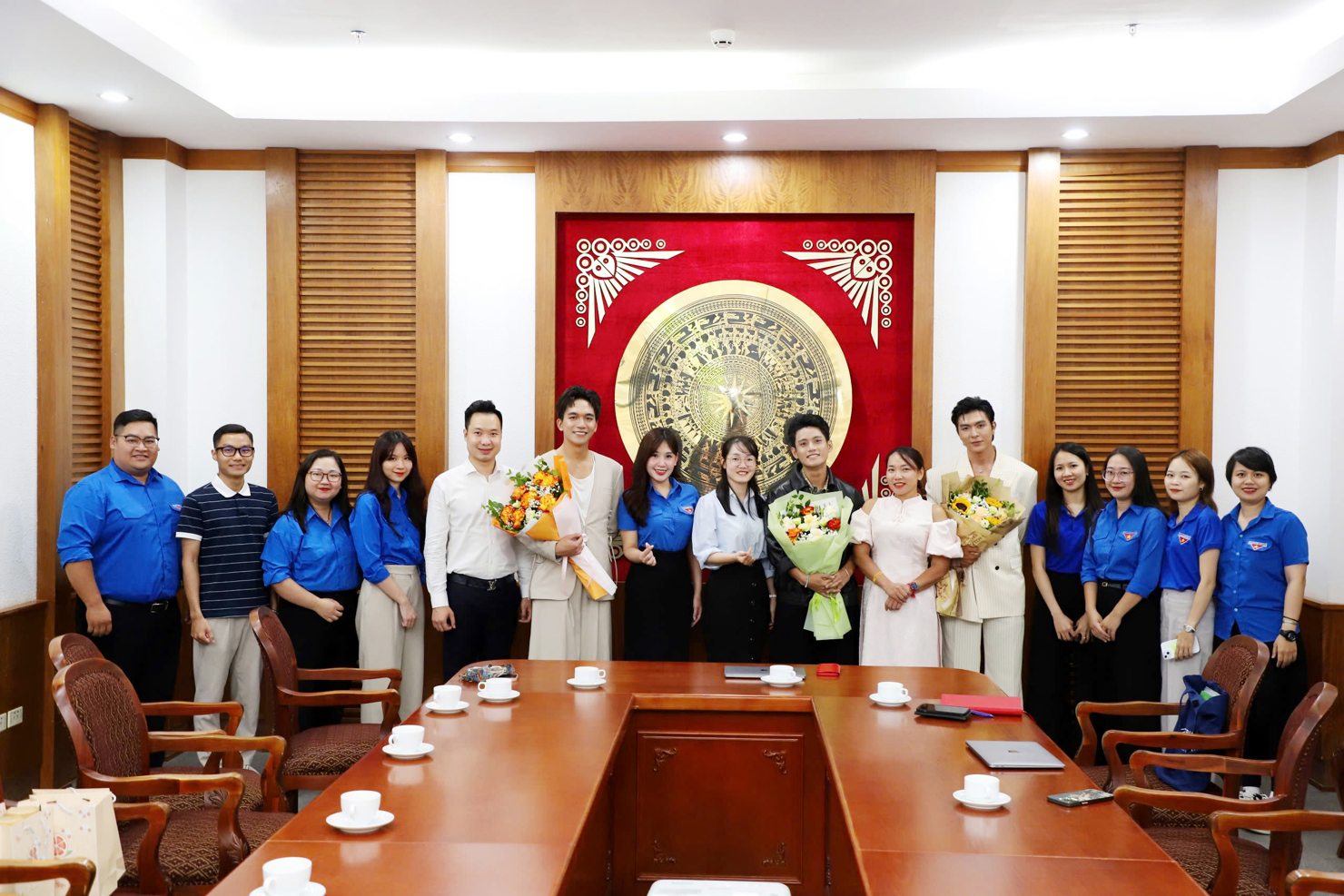 Đại diện đo&agrave;n vi&ecirc;n, thanh ni&ecirc;n hai Bộ ch&uacute;c mừng c&aacute;c diễn vi&ecirc;n.