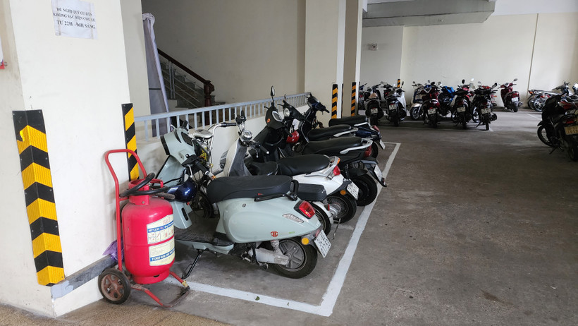 Khu vực bố tr&iacute; sạc d&agrave;nh cho xe m&aacute;y điện tại một chung cư ở H&agrave; Nội. (Ảnh: Việt H&ugrave;ng/Vietnam+).