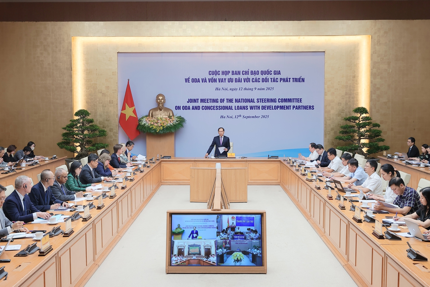 Ph&oacute; Thủ tướng B&ugrave;i Thanh Sơn chủ tr&igrave; cuộc họp với c&aacute;c đối t&aacute;c ph&aacute;t triển.