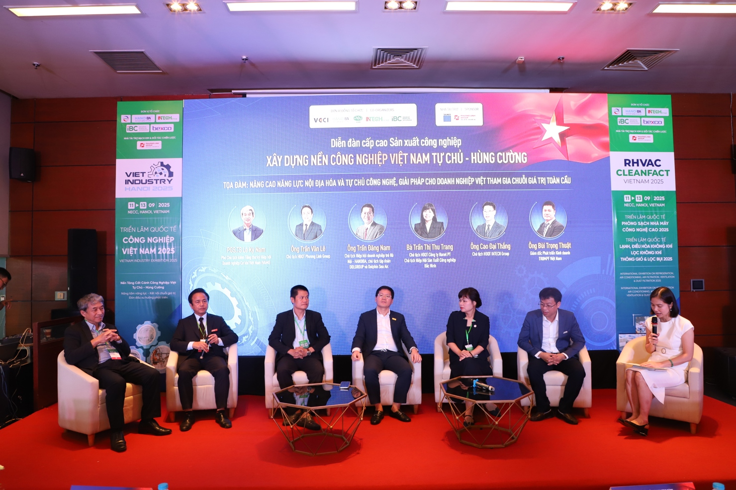 Đại diện c&aacute;c Hiệp hội, doanh nghiệp c&ugrave;ng trao đổi trong phần Tọa đ&agrave;m.