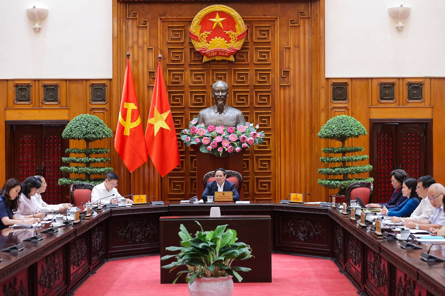 Thủ tướng Phạm Minh Ch&iacute;nh chủ tr&igrave; cuộc họp về c&ocirc;ng t&aacute;c chỉ đạo, điều h&agrave;nh kinh tế n&oacute;i chung v&agrave; kinh tế vĩ m&ocirc; n&oacute;i ri&ecirc;ng. Ảnh: VGP/Nhật Bắc