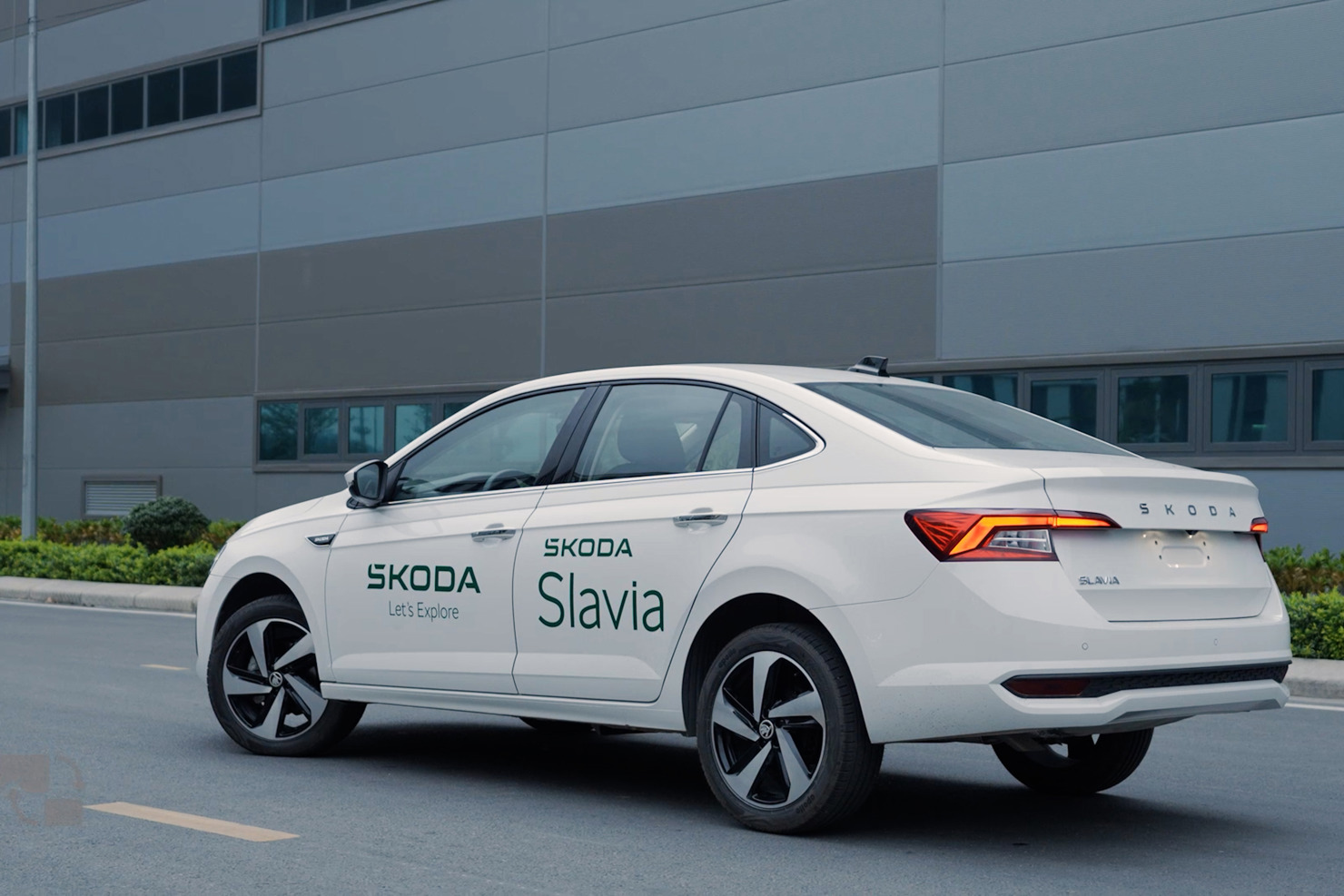 Trước khi đến tay kh&aacute;ch h&agrave;ng, Skoda Slavia cũng đ&atilde; trải qua h&agrave;ng loạt b&agrave;i thử nghiệm an to&agrave;n khắc nghiệt theo ti&ecirc;u chuẩn chung của tập đo&agrave;n Volkswagen.