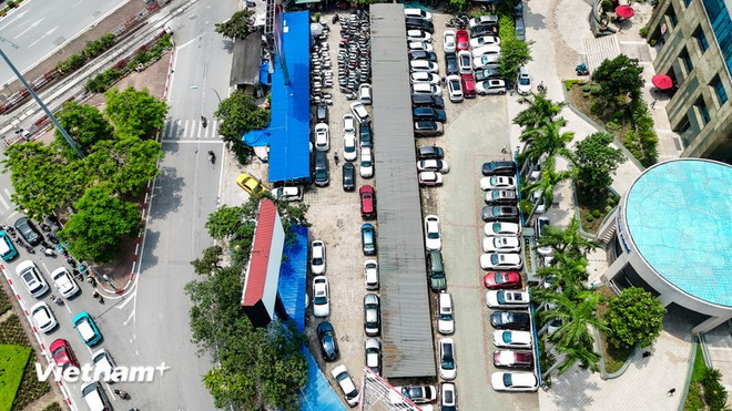 Khu đất trống trước trụ sở Tổng c&ocirc;ng ty H&agrave;ng hải Việt Nam tại số 1 Đ&agrave;o Duy Anh đủ điều kiện lắp đặt trạm sạc xe điện. (Ảnh: Ho&agrave;i Nam/Vietnam+) .