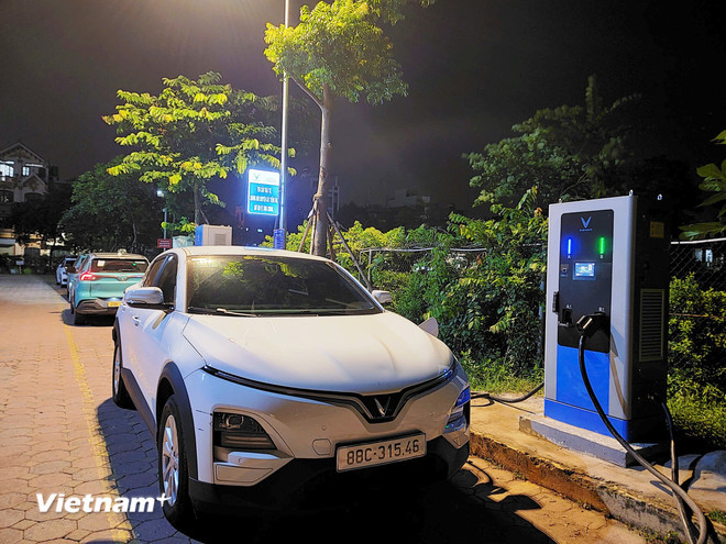 Một trụ sạc d&agrave;nh cho xe &ocirc;t&ocirc; điện được bố tr&iacute; ngay s&acirc;n của t&ograve;a chung cư tại H&agrave; Nội. (Ảnh: Việt H&ugrave;ng/Vietnam+). &nbsp;
