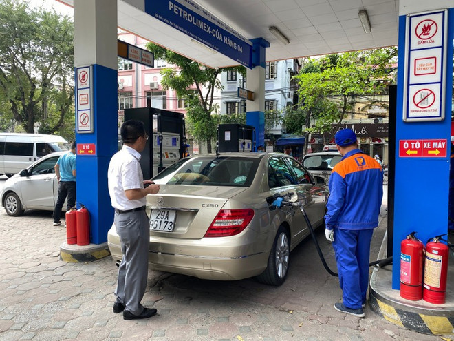 Một điểm kinh doanh xăng dầu của Petrolimex tại khu vực V&agrave;nh đai 1 ở TP. H&agrave; Nội. (Ảnh: Vietnam+) .