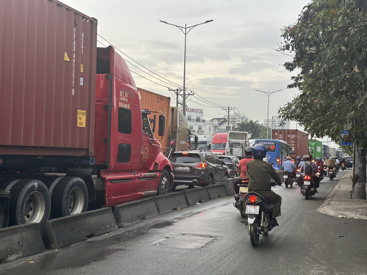 T&igrave;nh trạng kẹt xe khiến vận tải đường bộ tăng th&ecirc;m ch&iacute; ph&iacute;. Ảnh: T.H